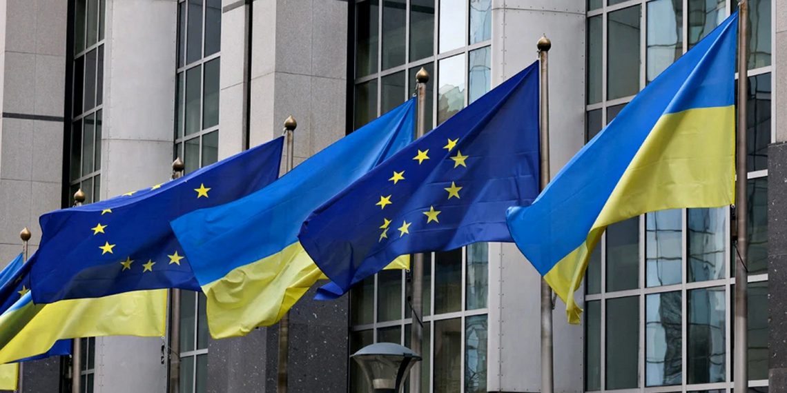 Прапори України та ЄС.