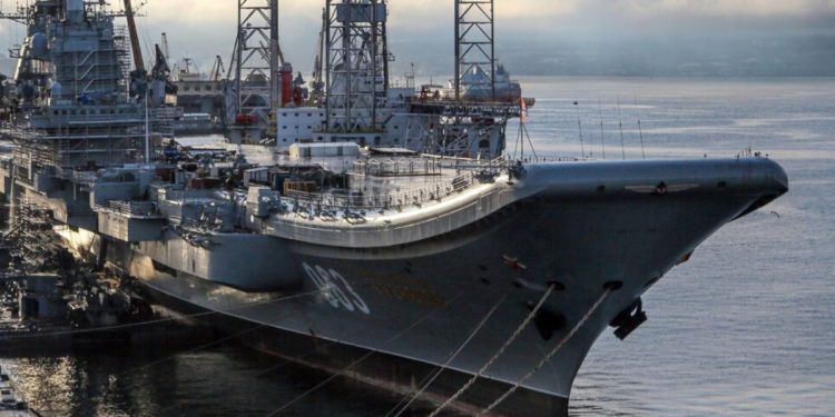 Російський авіаносець "Адмірал Кузнєцов"