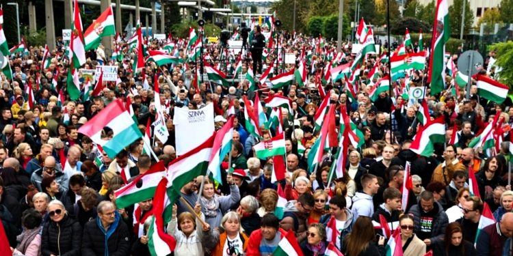 Протестувальники в Угорщині.