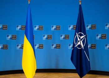 Прапори НАТО та України.