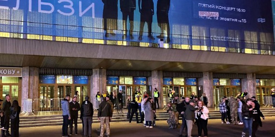 Рейд біля Палацу спорту.