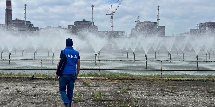 Інспектор МАГАТЕ на ЗАЕС.