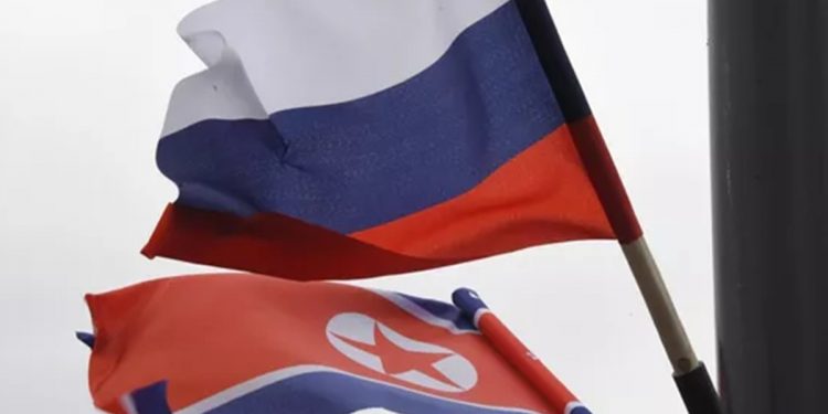 Прапори КНДР та РФ