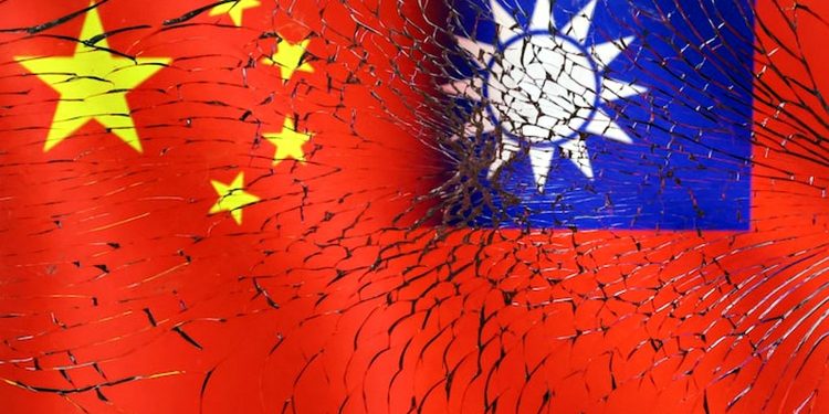 Прапори Китаю та Тайваню.