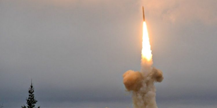 Запуск балістичної ракети.