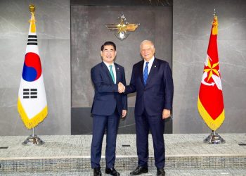 Жозеп Боррель та Чо Те Юль