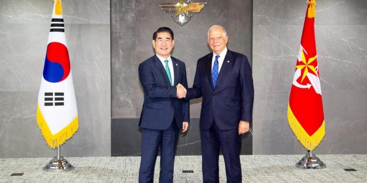 Жозеп Боррель та Чо Те Юль