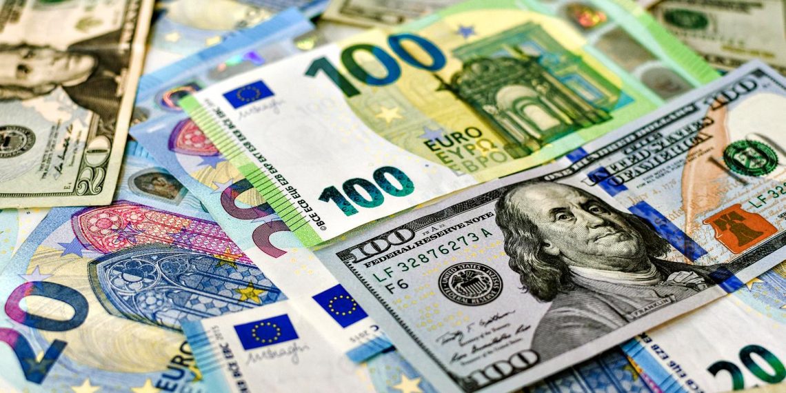 Долари та євро.