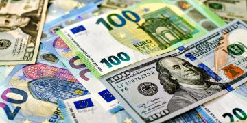 Долари та євро.