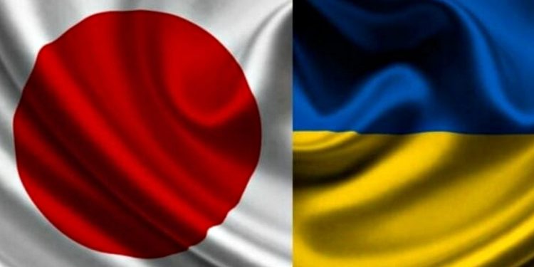 Прапори Японії та України.