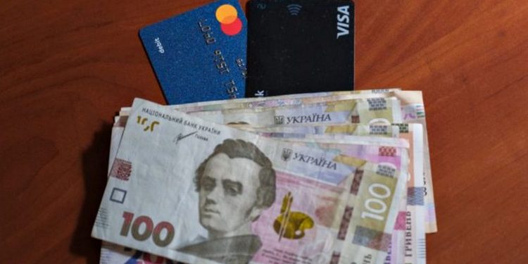 Гривні та картки.