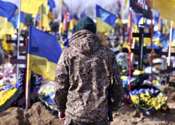 Воїн ЗСУ на цвинтарі.