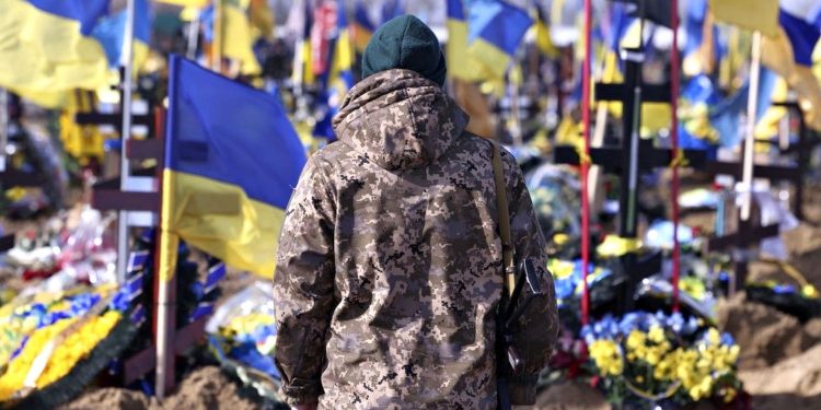 Воїн ЗСУ на цвинтарі.