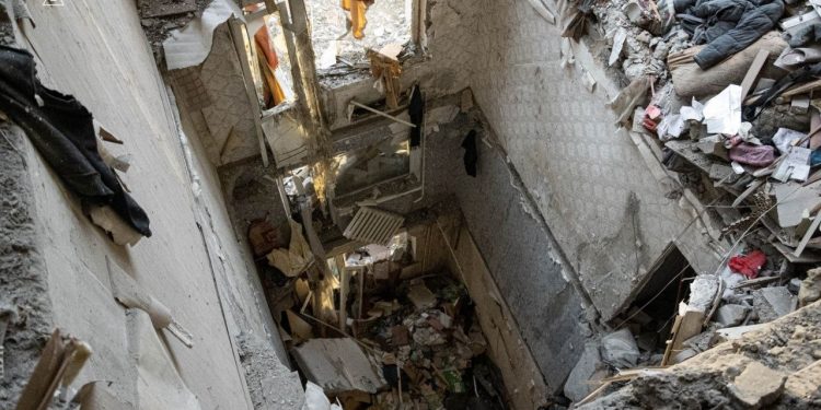 Удар "Шахеда" по багатоповерхівці у Сумах