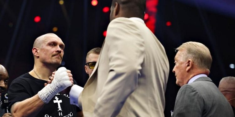 Олександр Усик та Френк Воррен.