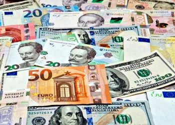 Долари, євро та гривні.