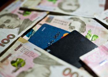 Гривні та картки.