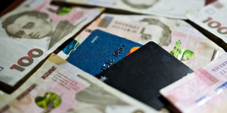 Гривні та картки.