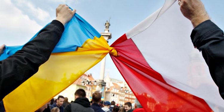 Прапори України та Польщі.