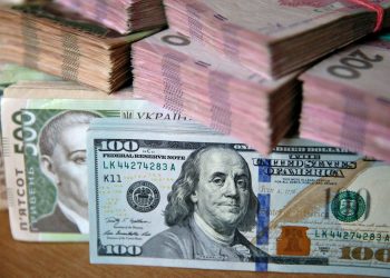 Долари та гривні.