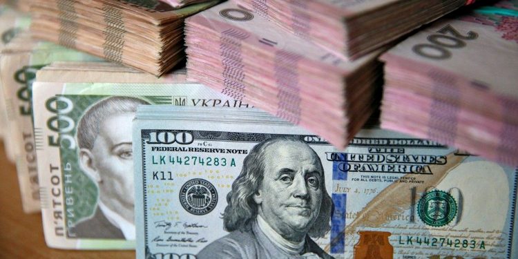 Долари та гривні.