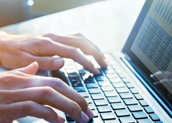Робота за ноутбуком.