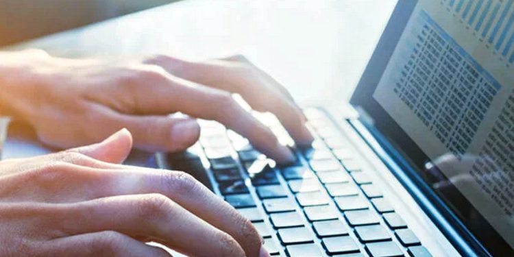 Робота за ноутбуком.