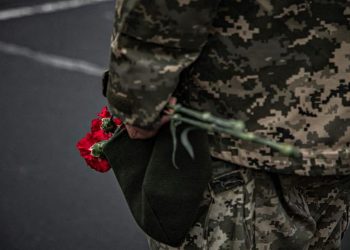 Боєць ЗСУ з квітами.