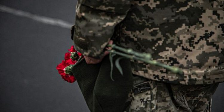 Боєць ЗСУ з квітами.