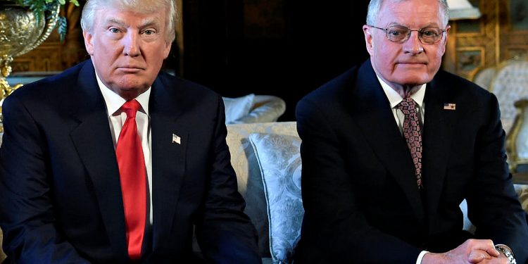 Дональд Трамп і Кіт Келлог.