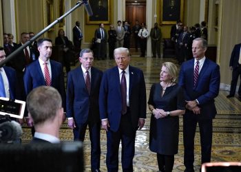 Дональд Трамп та чиновники його уряду.