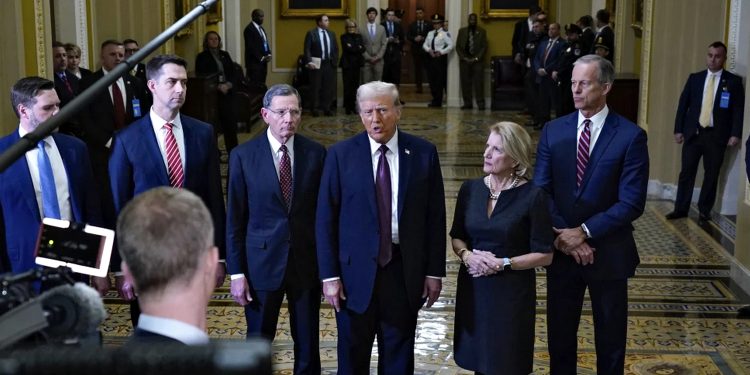 Дональд Трамп та чиновники його уряду.