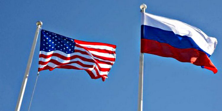Прапори США і РФ.