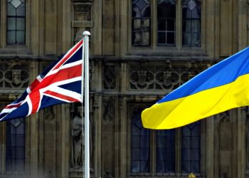 Прапори Великої Британії та України.