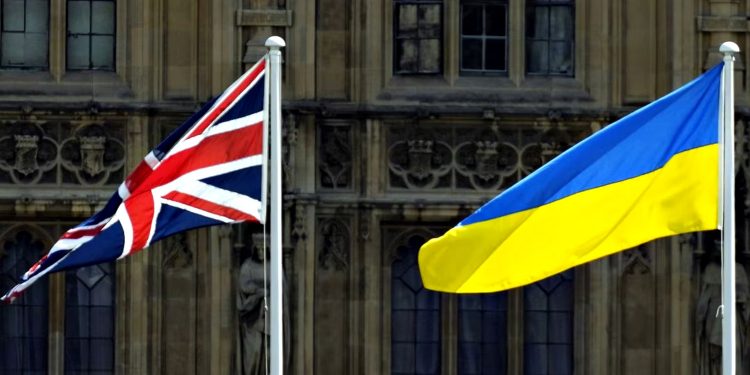 Прапори Великої Британії та України.