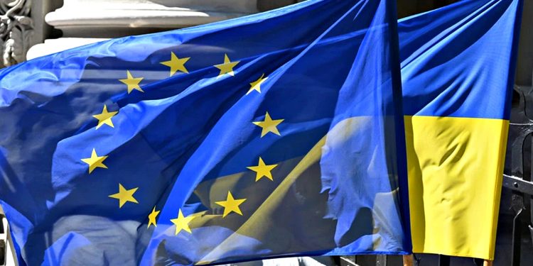 Прапори Євросоюзу та України.