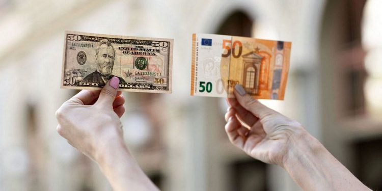 Долари та євро.