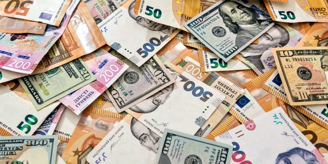 Долари, євро та гривні.