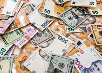 Долари, євро та гривні.