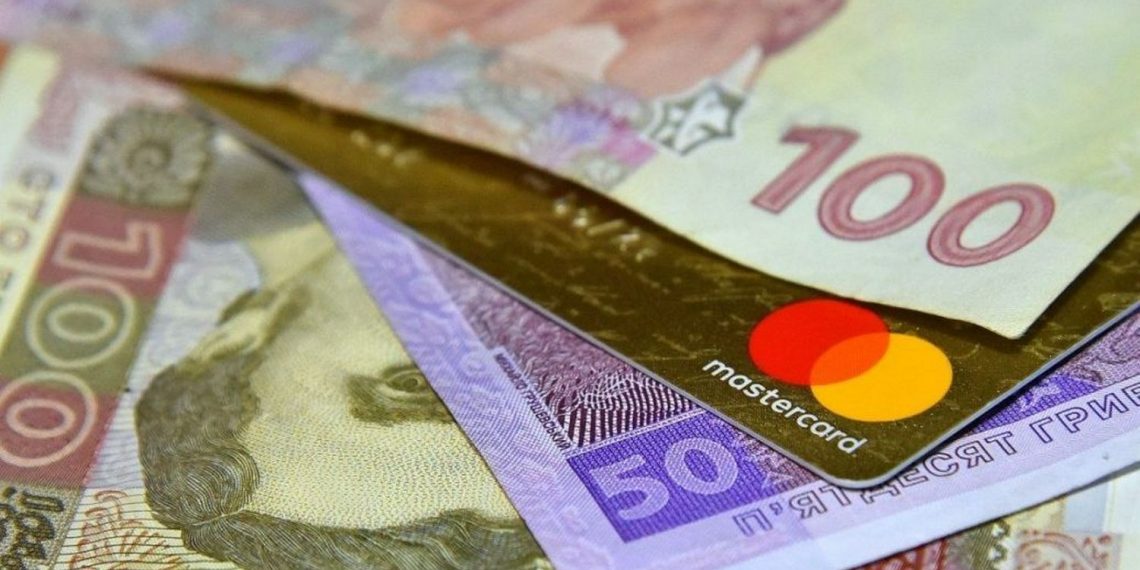 Гривні та картка.