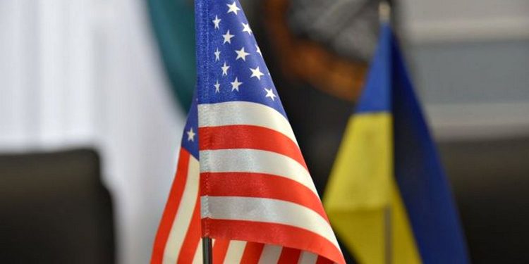 Прапори США та України.
