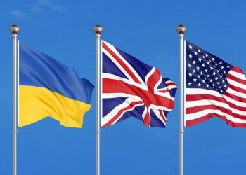 Прапори України, Великої Британії та США.