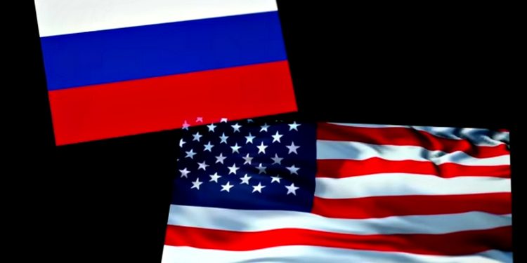 Прапори РФ та США.