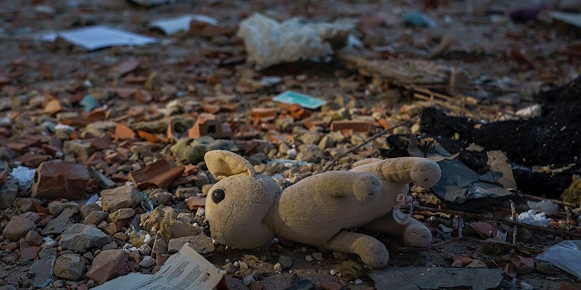 М'яка іграшка на тлі руйнувань.