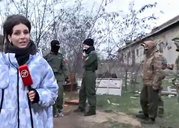 Школярі на військових навчаннях.