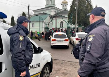 Поліція біля церкви.