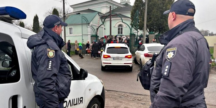 Поліція біля церкви.