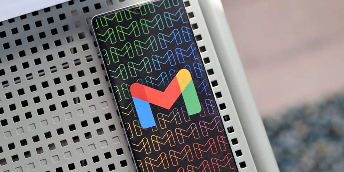 Смартфон із Gmail.