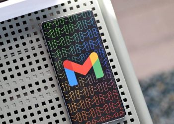 Смартфон із Gmail.