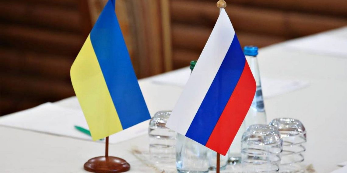 Прапори України та РФ.